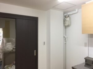 ３枚連動引戸が完成しました。大建工業の建具でダルブラウン色になります、重厚感がありますねぇ！