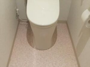 トイレのクッションフロアとソフト巾木を貼って完成です