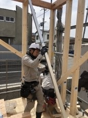 建物の傾きを垂直にする為に床と梁を突っ張って調整しています。