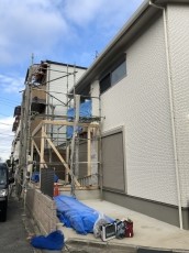 足場が組まれて、順調に工事が進んでおります！！