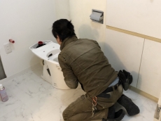 トイレの取付作業中になります。