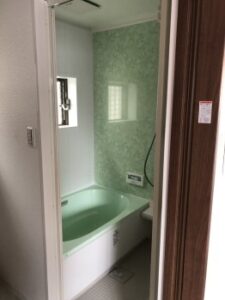 ユニットバスはＬＩＸＩＬ アライズ 1216サイズになります。Ｈ様の希望で緑色をポイントで、浴槽も緑色でとてもリラックスできそうな空間になりました！