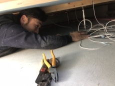 電気屋さんが床下に潜って配線を繋いでくれています、ご苦労様です。