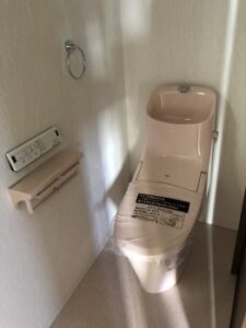 トイレはＬＩＸＩＬ アメージュＺになります。<br />
シャワートイレ機能部 ＥＣ05 手洗い付き ＺＡ1グレード　棚付き2連紙巻き器です。