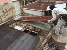 屋根ブリキトタンを解体撤去しています。