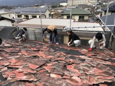 広いお家なので屋根が大きくて<br />
かなり大変な作業になりました。