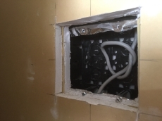 店舗と住居との壁の防音対策として、１２.５㎜も石膏ボードを２重貼しました。すごく重たい壁になり音の通りも１枚貼より格段に下がりました。