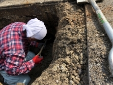 お家の敷地側に水道管を通す穴を掘っています。