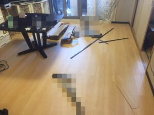 リビングの床です。かなりお部屋が明るくなりました。　メープル色は傷も目立ちにくいので、傷を気になさる方にはお勧めかもです！！