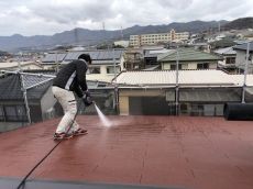 仕上げに屋根を洗浄しました。<br />
作業汚れも嫌なので。