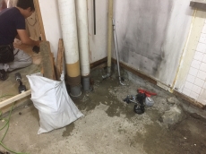 ＤＫの床を撤去して発覚した事ですが、お風呂排水管とキッチンの排水管が土間埋設部で切れている状態でした。その為に追加工事として排水管の改修工事をおこないました。