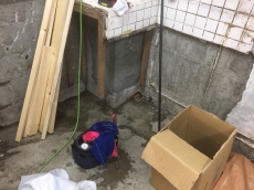 給湯器の給湯・給水管　ガス配管用に床下部にコア（穴）を開けていた所に排水管を通すように変更しました。別にコアを開けて給湯器用を準備します。