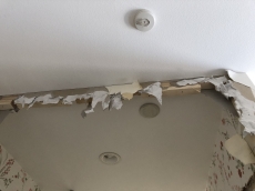 壁を撤去した後の天井との仕上げをどうするかは、常に悩むところです。