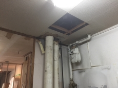 給水管が天井裏配管されていたので塩ビ管で配管し、メンテナンスの為に点検口を取付ました。