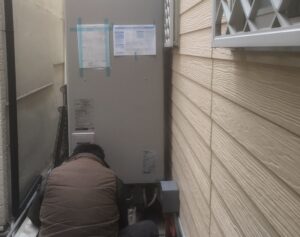 電気温水器の取付工事をしています。