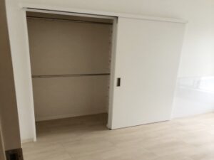 子供部屋からのアウトセット引戸クローゼットが完成しました！！　ハンガーパイプの２段にして収納力アップです！！