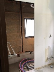 ユニットバスを撤去し、設備屋さんが配管の仕込みをしてくれました。