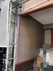 錆止め塗装と目地シール養生です。