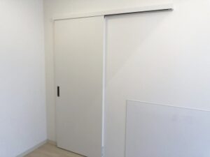 閉めると奥にお部屋があるみたいですね。<br />
建具の色は、Ｓ様のご希望でパナソニックのしっくいホワイトになりました！！