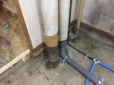 ２階お風呂の排水管を床上で切り取り新しい配管につなげています。これで地中に流れていた排水も止まり問題解決です！！