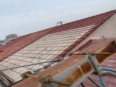 屋根勾配がきついのですが、職人さんが頑張って塗ってくれています。