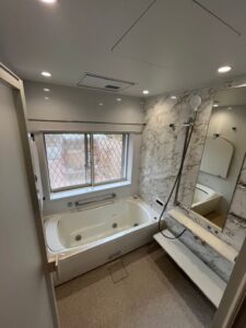 浴室全体を拡張し希望通りのお風呂が完成しました。<br />
TOTOシンラの肩湯機能でしっかり暖まれる商品です。<br />
更に給湯器交換しナノファインバブルのお湯で見肌・洗浄効果抜群です！