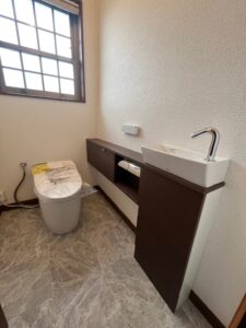 シンプルかつ見た目と使いやすいトイレに交換しました。