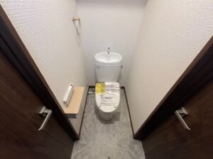 洗面室から廊下・寝室から入れる両扉のトイレに変更。