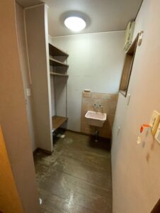 洗濯室として使用していた場所。<br />
使い勝手が悪く劣化も激しい。