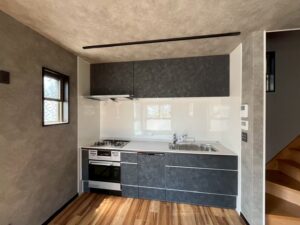 使い勝手も良い、電子レンジ機能付きオーブンをコンロ下に設置。<br />
