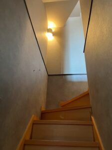 元の階段を生かし壁紙と照明で雰囲気のある階段へ。