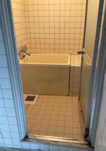 狭く経年劣化も激しい状態。