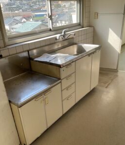 古いキッチンで劣化も激しい状態。