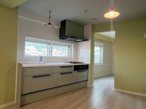 以前とは見違える仕様のキッチンへ。