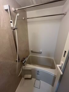 浴槽も狭く冷たいタイル張りのお風呂を交換。