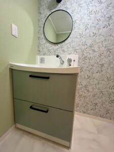 お選びいただいた壁紙と洗面台でお洒落な空間に変更。